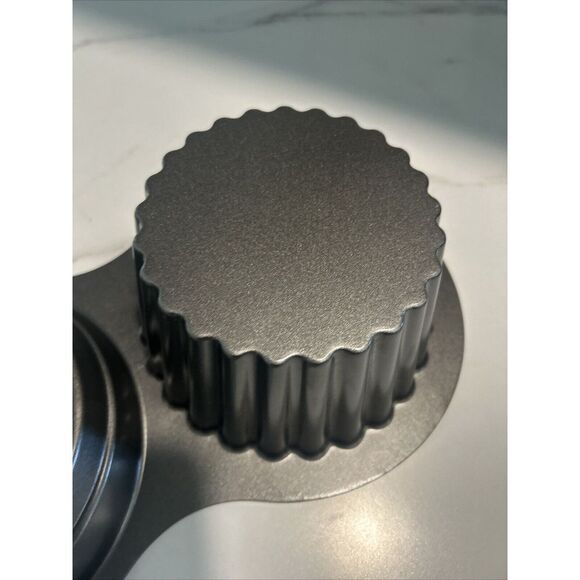 Wilton Giant Cupcake Pan 3-D Non-Stick Birthday Swirl - Excellent Condition - Picture 5 of 8